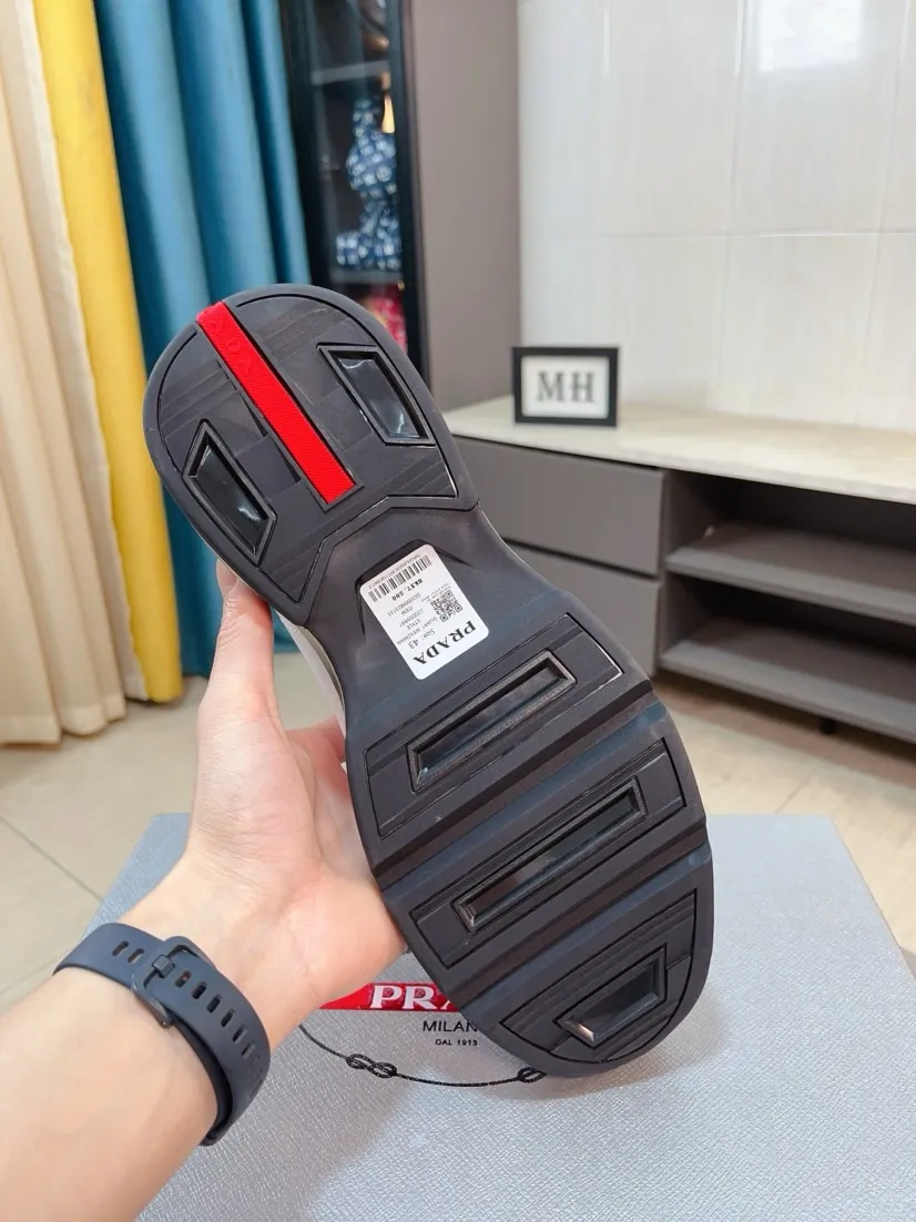 Men's shoes 💰660🌹🌹High-quality new Prada counters are launched simultaneously. The new men's shoes and 😘fabrics are selected from imported mesh and glue-spraying technology. Imported cowhide lining. 👍🏿High-end☄️Open-molded non-slip rubber outsole, exquisite lines, simple and elegant, comfortable and high-end for leisure travel. Code number: 38 to 44